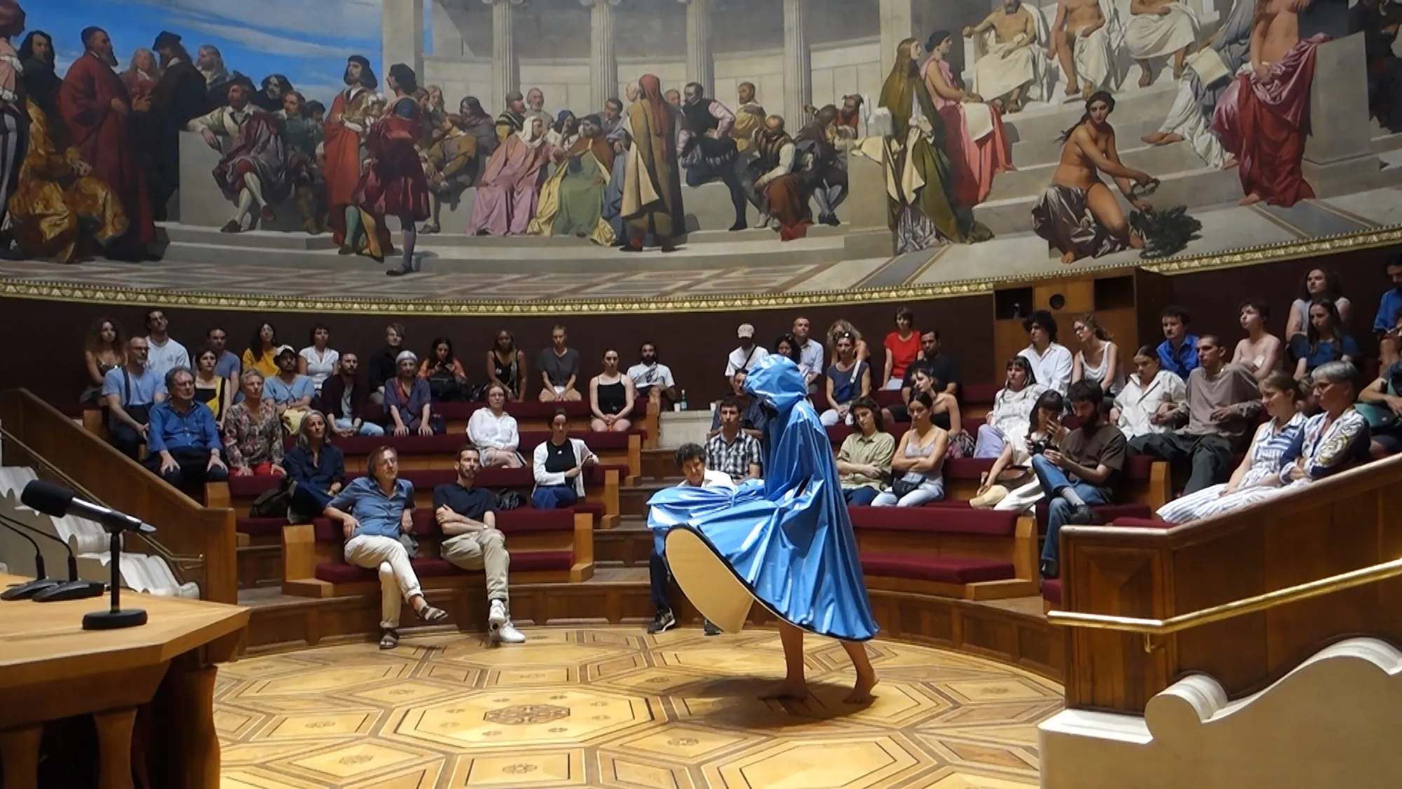 Fontaine-Beryl-Coulombie-en-collaboration-avec-Victoire-Marion-Moneger-Amphitheatre-dhonneur-des-Beaux-Arts-de-Paris-septembre-2023-image-Florian-Fouche.jpg
